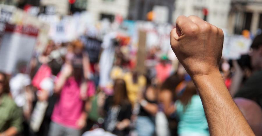 الاحتجاجات الحلّ الأمثل للحدّ من غلاء المعيشة وإلغاء الضرائب